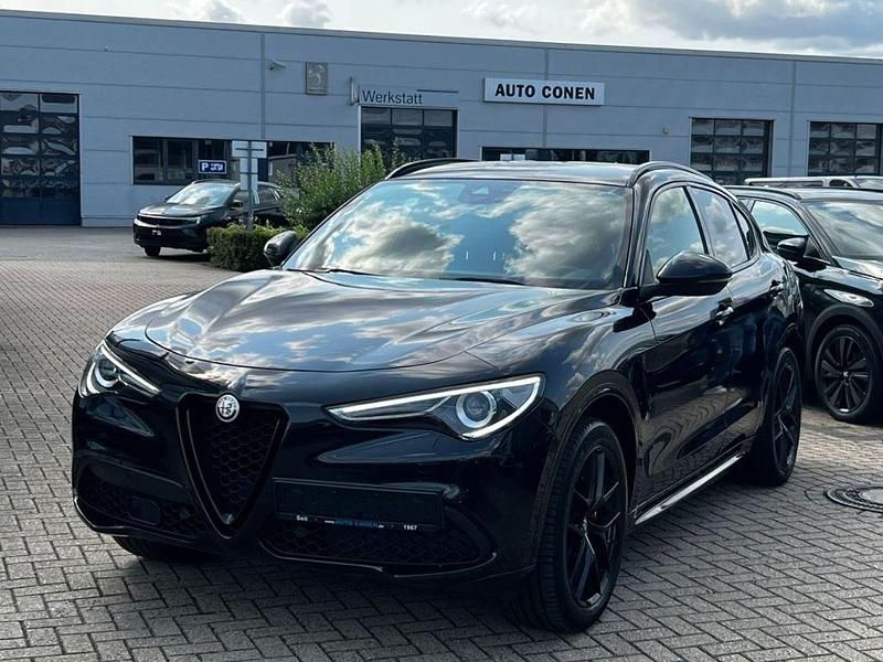 Nero vulcano, metallic (metallic) Gebraucht 2021 Alfa Romeo Stelvio Veloce SUV | 34.590 € (Teuer) - Bild 1/4
