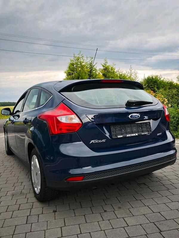 Gebraucht Ford Focus Champions Edition 101 PS (74 kW) 2013 Blau Kleinwagen