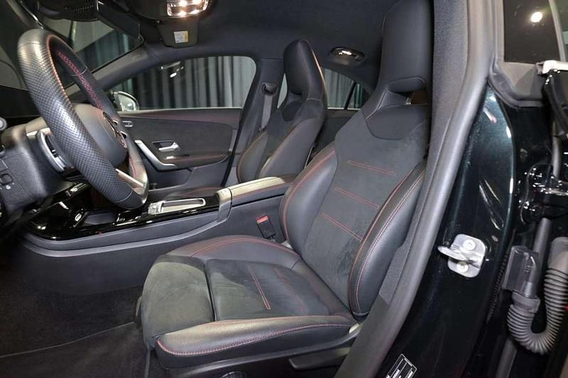 Gebraucht Mercedes CLA200 AMG 163 PS (119 kW) 2024 Metalliclack kosmosschwarz Coupé