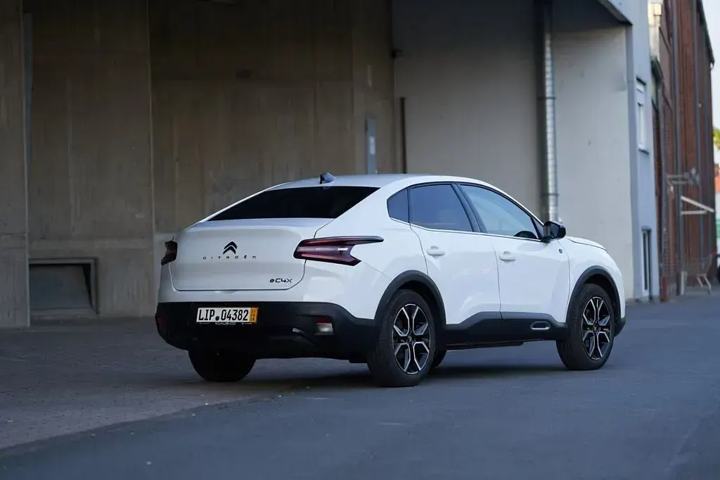 Gebraucht Citroën e-C4 100 kW (136 PS) 2024 Weiß Limousine