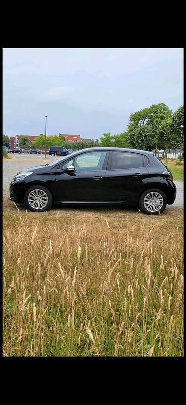 Schwarz Gebraucht 2017 Peugeot 208 Kleinwagen | 4.799 € (Guter Preis) - Bild 1/4