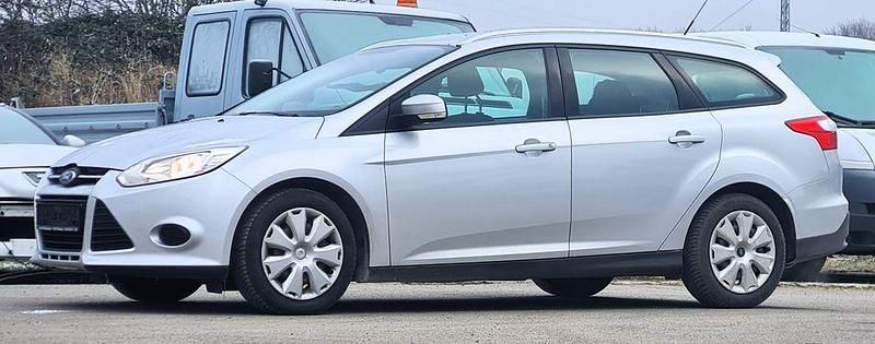 Silber Gebraucht 2011 Ford Focus Trend Limousine | 2.300 € (Superpreis) - Bild 1/4