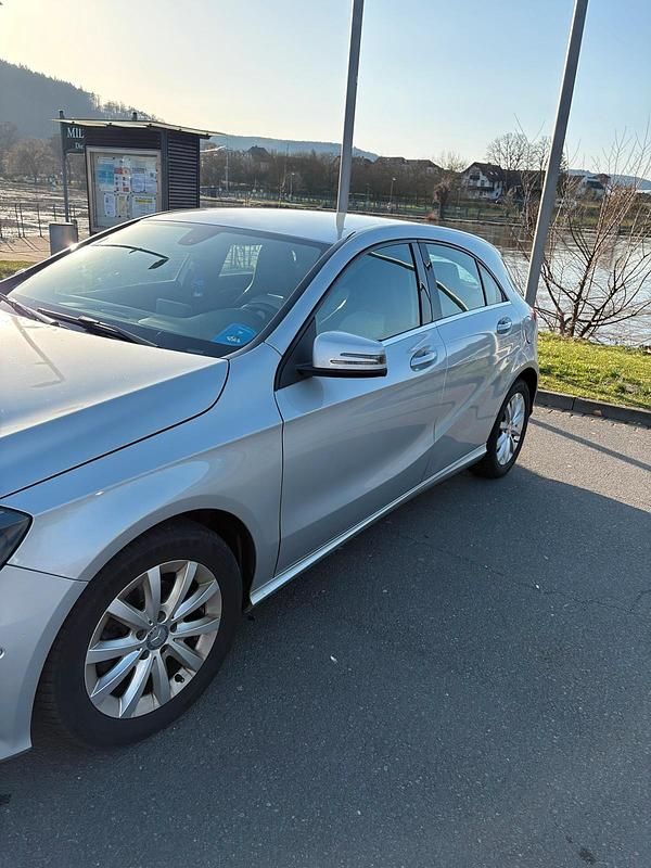 Gebraucht Mercedes A180 109 PS (80 kW) 2013 Grau Kleinwagen