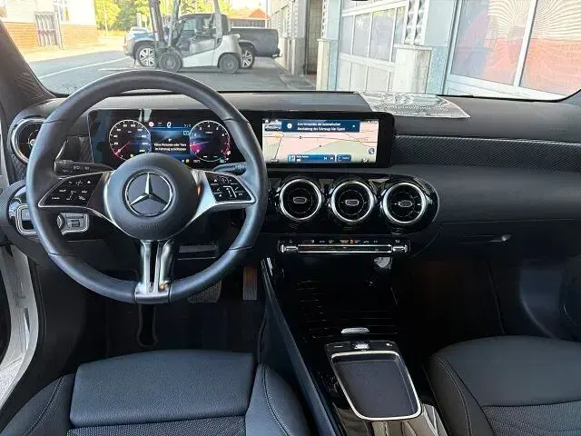 Gebraucht Mercedes A200 Advanced 163 PS (119 kW) 2025 Unilack polarweiß Limousine