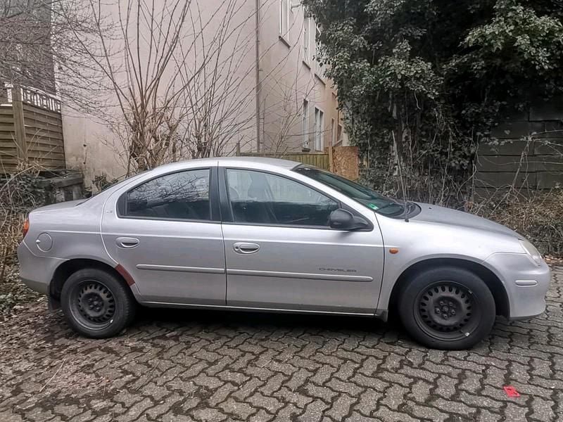 Usado Chrysler Neon 133 HP (97 kW) 2000 Cinzento Sedan