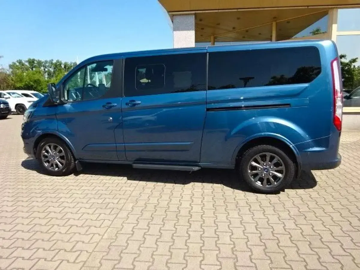 Gebraucht Ford Tourneo Titanium 131 PS (96 kW) 2021 Chromablau metallic Van / Kleinbus