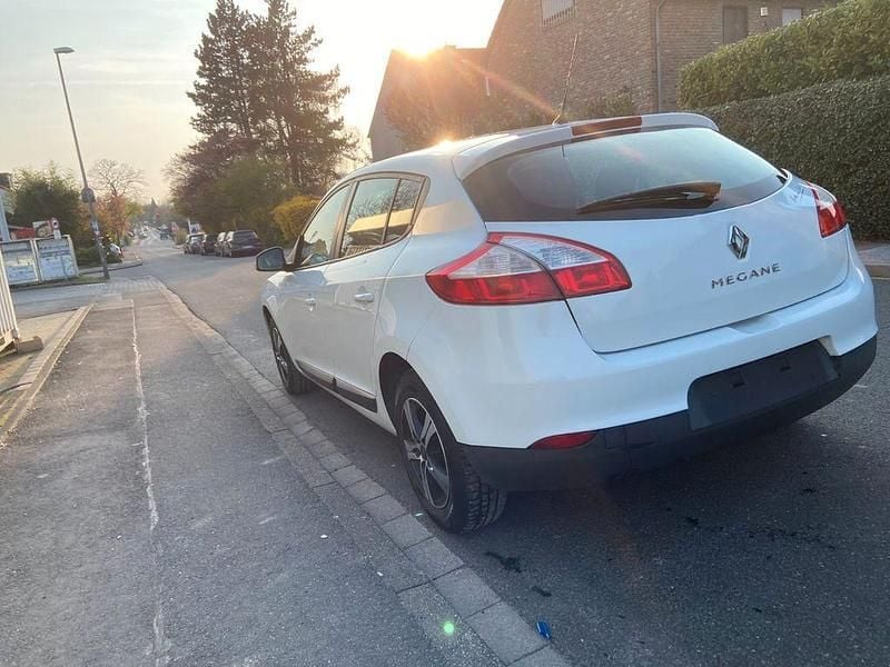 Gebraucht Renault Mégane Expression 101 PS (74 kW) 2009 Weiß Limousine