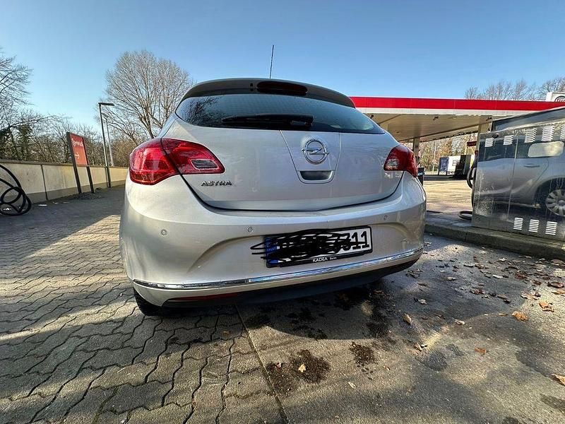 Gebraucht Opel Astra 116 PS (85 kW) 2012 Silber Limousine