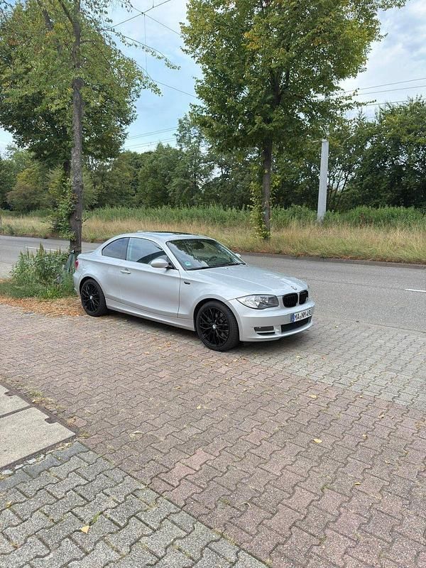 Silber Gebraucht 2009 BMW 123 Coupé Coupé | 11.500 € - Bild 1/4