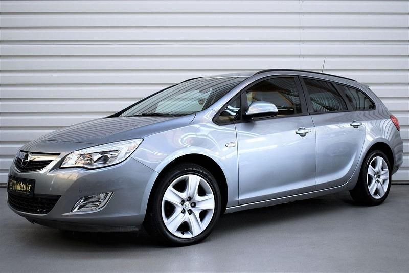 Gebraucht Opel Astra Design Edition 140 PS (102 kW) 2011 Silber Limousine