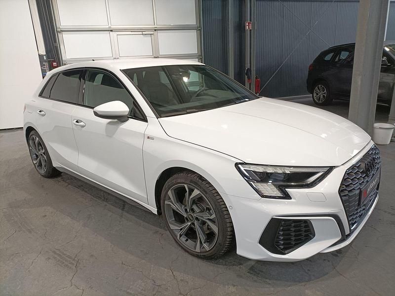 Weiß Gebraucht 2024 Audi A3 Sportback S-Line Limousine | 33.660 € (Superpreis) - Bild 1/4