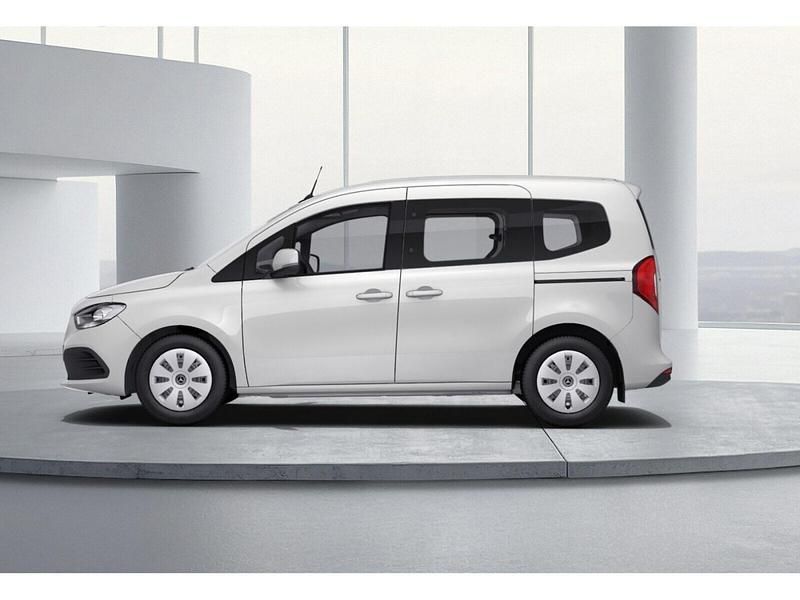 Gebraucht Mercedes T180 131 PS (96 kW) 2023 Weiß Van / Kleinbus