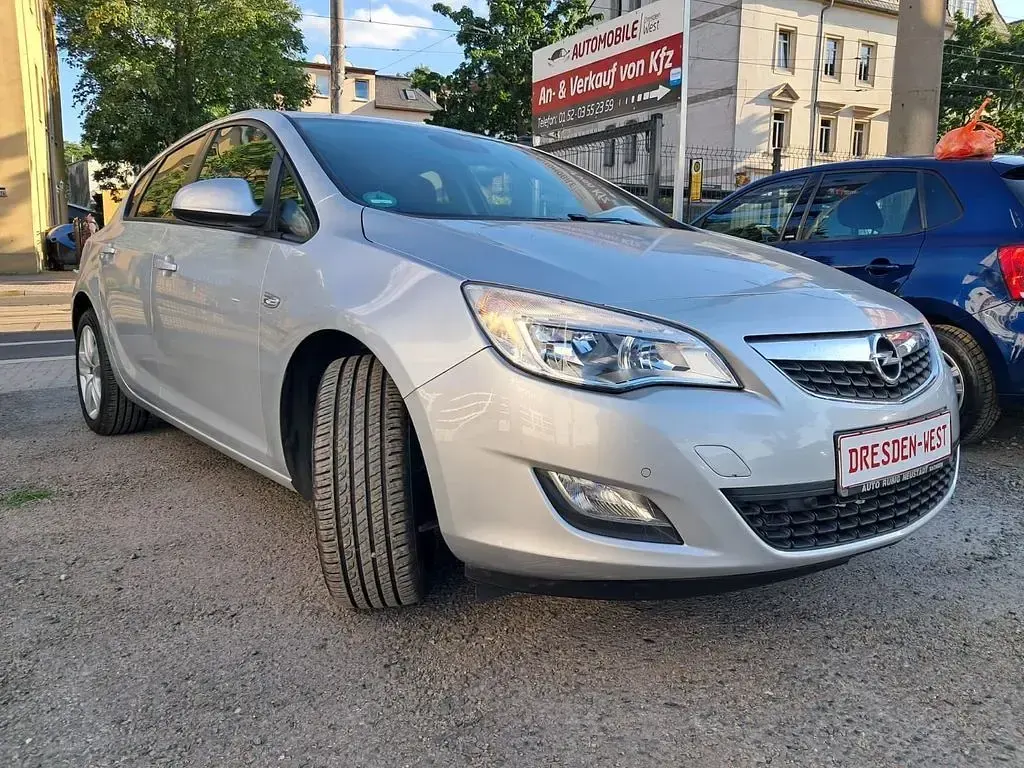 Gebraucht Opel Astra Design Edition 140 PS (102 kW) 2012 Silber Limousine