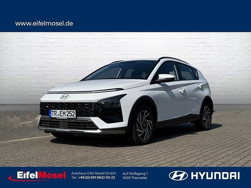 Atlas white / sol Gebraucht 2023 Hyundai Bayon Trend SUV | 22.760 € (Teuer) - Bild 1/4