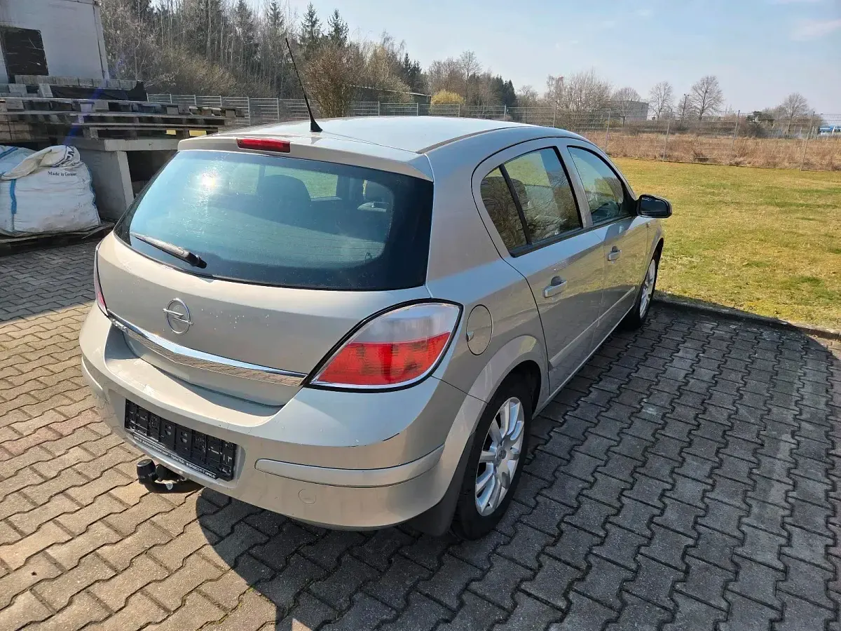 Używany Opel Astra 90 KM (66 kW) 2005 Srebrny Hatchback