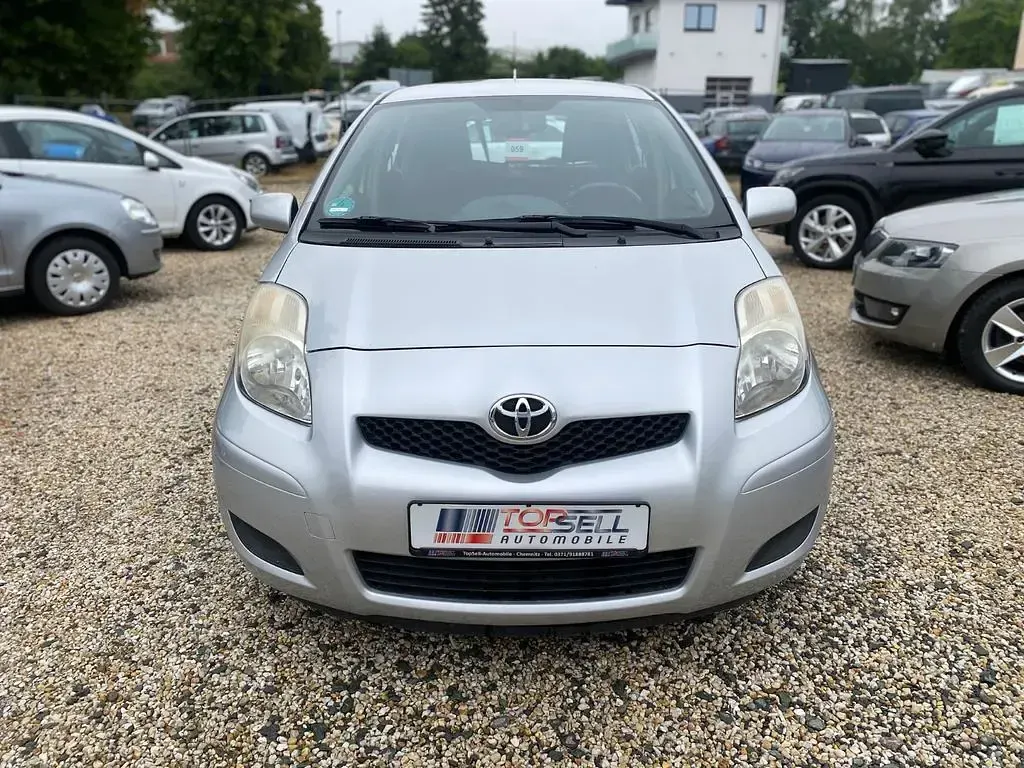 Gebraucht Toyota Yaris 99 PS (72 kW) 2012 Silber Kleinwagen