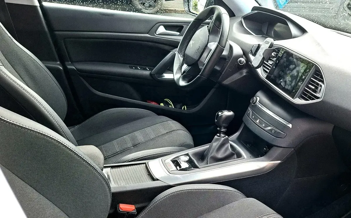 Gebraucht Peugeot 308 SW Allure 131 PS (96 kW) 2021 Schwarz Kombi