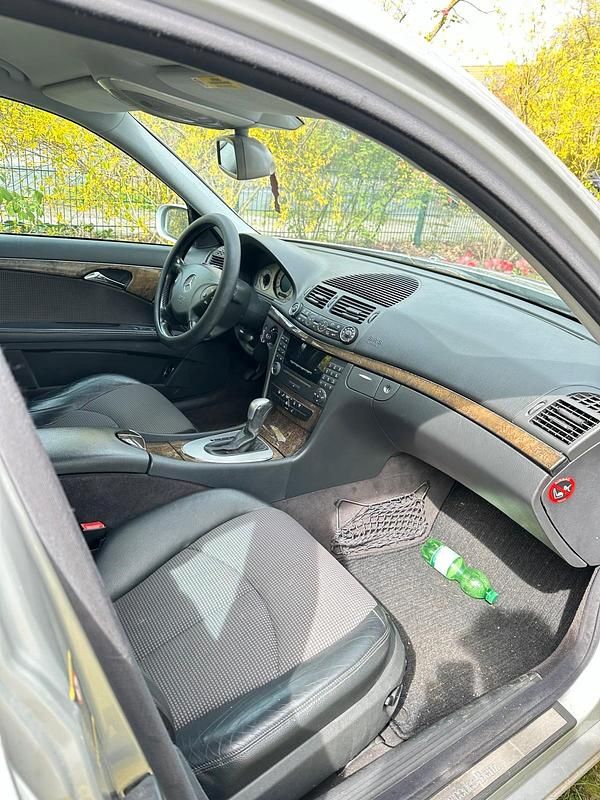 Gebraucht Mercedes E200 163 PS (119 kW) 2003 Silber Limousine