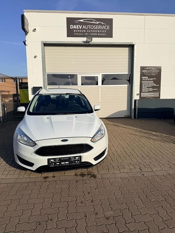 Gebraucht Ford Focus Ambiente 95 PS (69 kW) 2015 Weiß Kombi