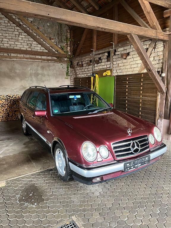 Rot Gebraucht 1997 Mercedes E200 Avantgarde Kombi | 3.899 € (Fairer Preis) - Bild 1/4