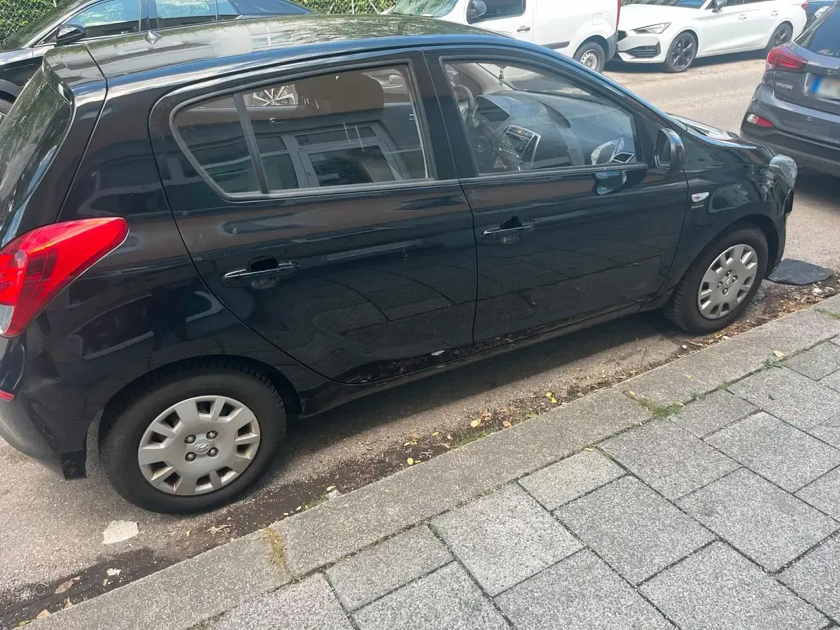 Gebraucht Hyundai i20 86 PS (63 kW) 2013 Schwarz Kleinwagen