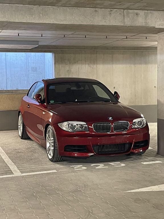 Rot Gebraucht 2011 BMW 135 M Performance Kleinwagen | 22.999 € (Fairer Preis) - Bild 1/4
