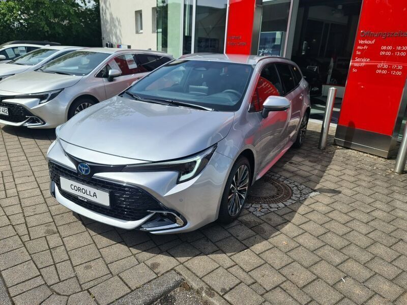 Silber Gebraucht 2023 Toyota Corolla Team Kombi | 31.980 € (Etwas zu teuer) - Bild 1/4