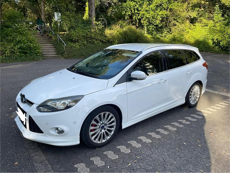 Weiß Gebraucht 2012 Ford Focus Titanium Kombi | 4.500 € - Bild 1/4