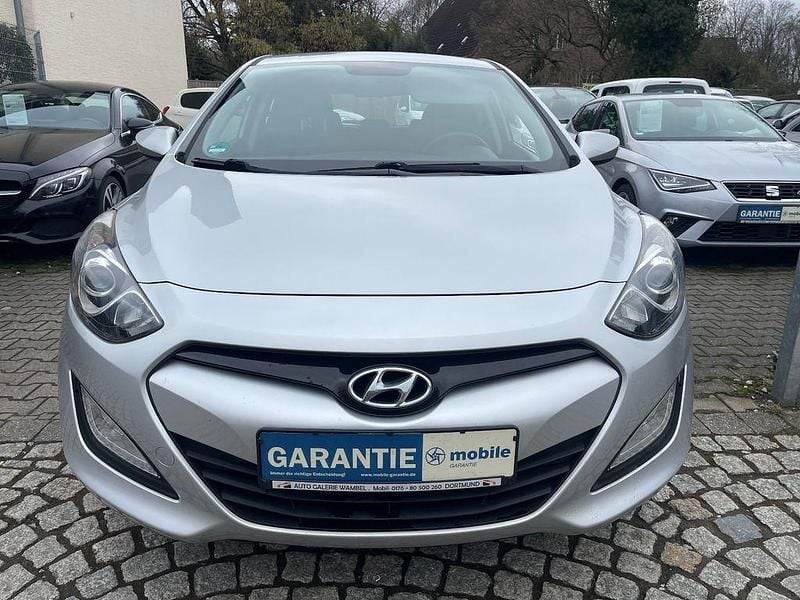 Gebraucht Hyundai i30 Classic 99 PS (72 kW) 2015 Silber Limousine