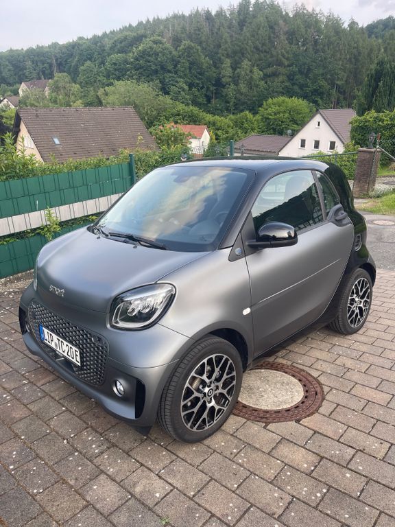 Grau Gebraucht 2023 Smart ForTwo Electric Drive Exclusive Coupé | 14.590 € (Fairer Preis) - Bild 1/4