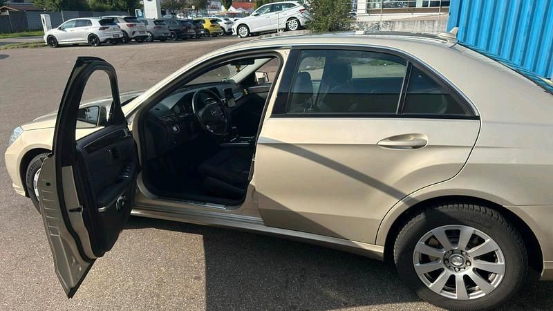Gold Gebraucht 2010 Mercedes E250 Limousine | 5.600 € (Guter Preis) - Bild 1/4