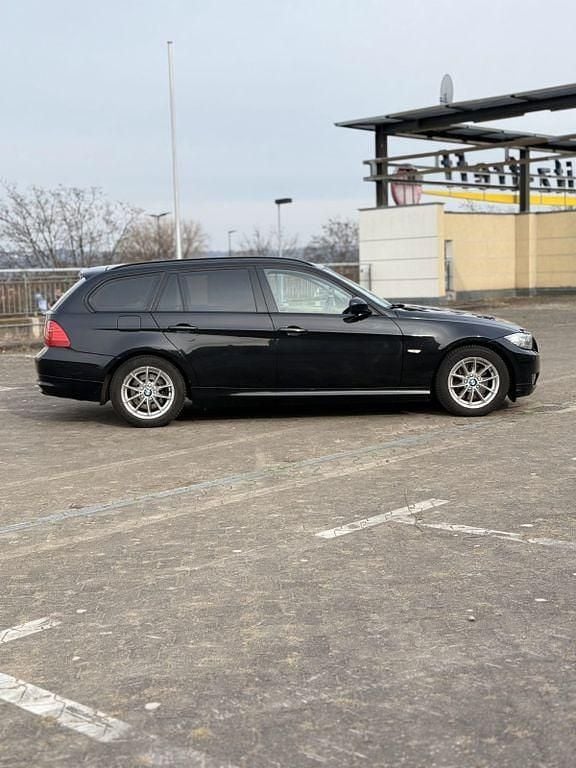 Gebraucht BMW 318 143 PS (105 kW) 2011 Schwarz Kombi