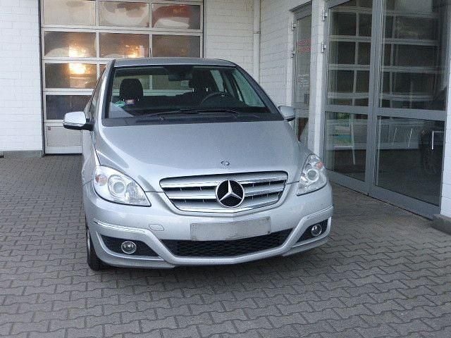 Gebraucht Mercedes B180 109 PS (80 kW) 2010 Silber Van / Kleinbus