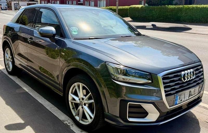 Grau Gebraucht 2020 Audi Q2 S-Line SUV | 22.700 € (Fairer Preis) - Bild 1/4