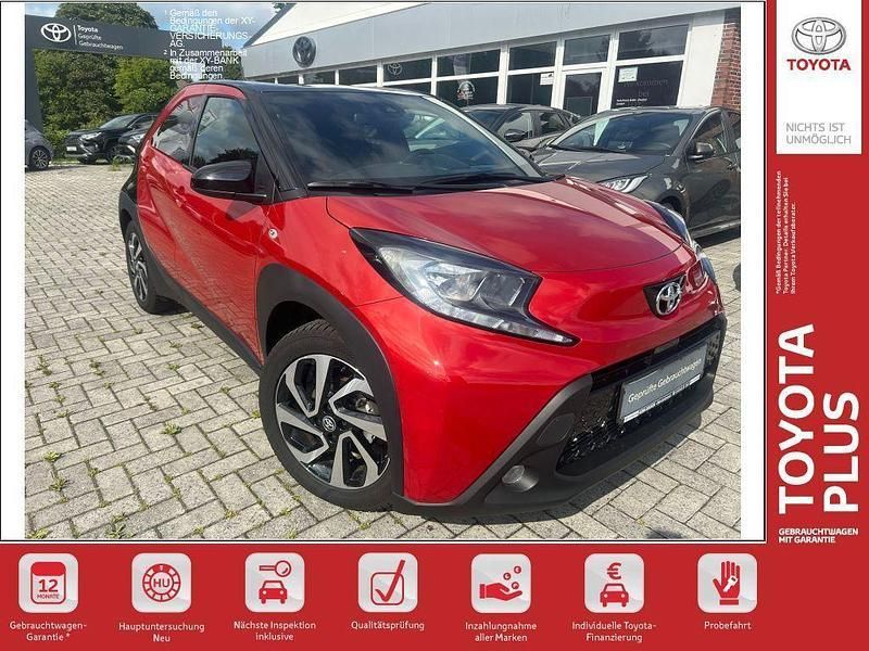 Chili red perleffekt/ night sky black Gebraucht 2023 Toyota Aygo Comfort Kleinwagen | 17.490 € (Fairer Preis) - Bild 1/4