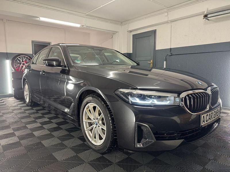Grau Gebraucht 2023 BMW 520 Luxury Line Limousine | 26.990 € (Etwas zu teuer) - Bild 1/4