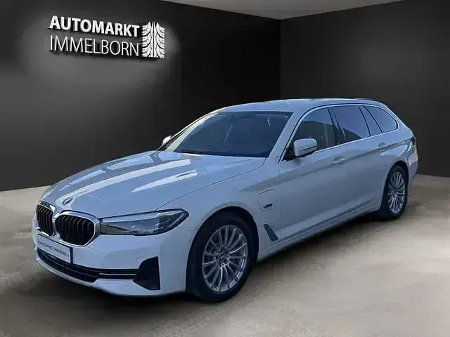 Gebraucht BMW 520 Sport Line 204 PS (150 kW) 2022 Weiß Limousine