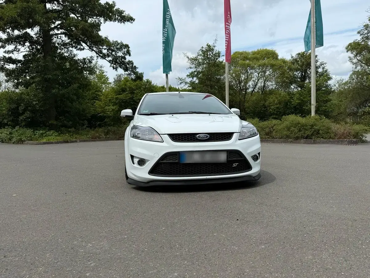Gebraucht Ford Focus ST 270 PS (198 kW) 2009 Weiß Kleinwagen