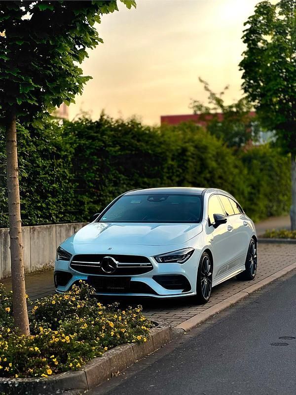 Weiß Gebraucht 2023 Mercedes CLA35 AMG AMG Kombi | 48.300 € (Fairer Preis) - Bild 1/4