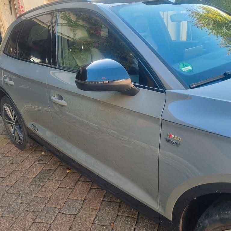 Grau Gebraucht 2018 Audi Q5 Design SUV | 31.500 € (Teuer) - Bild 1/4