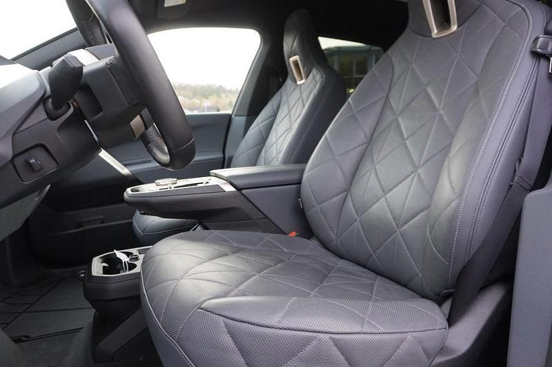 Gebraucht BMW iX Sport Line 239 kW (326 PS) 2023 Sophistograu brillanteffekt SUV