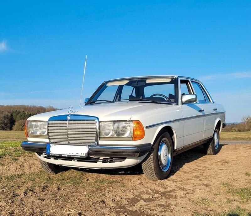 Weiß Gebraucht 1979 Mercedes 200 Limousine | 9.900 € - Bild 1/4