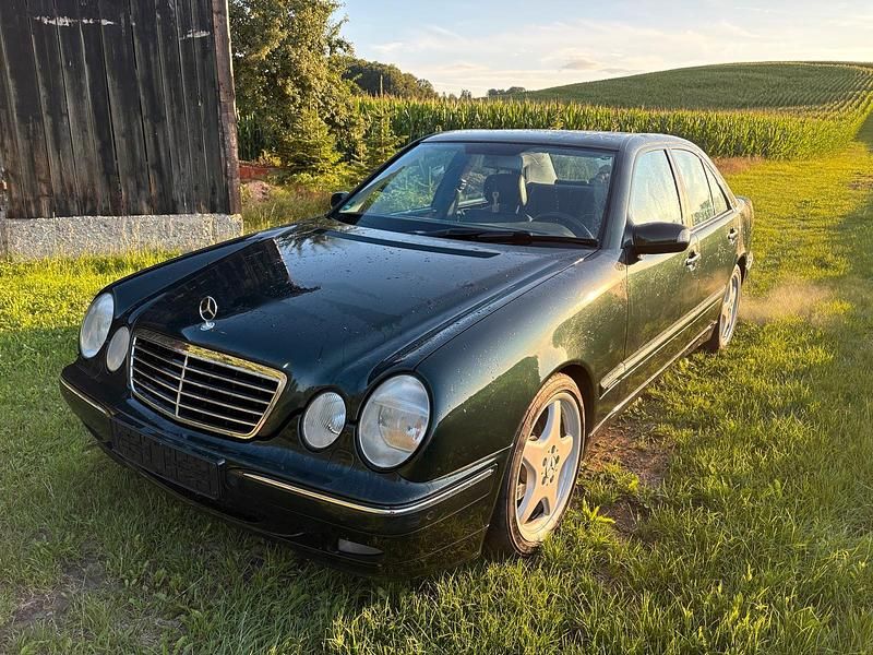 Grün Gebraucht 2000 Mercedes E240 Limousine | 4.200 € - Bild 1/4