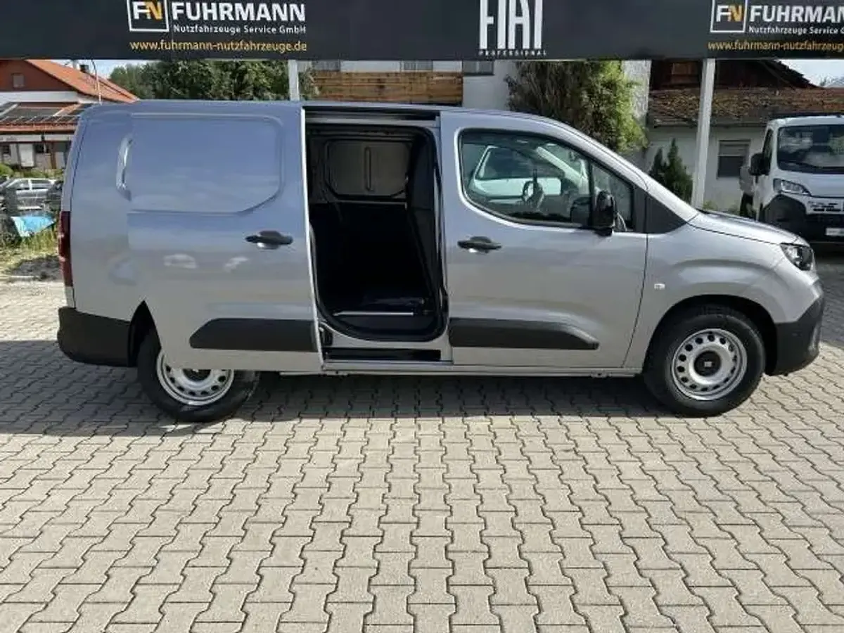 Neu Fiat Doblò 131 PS (96 kW) 2026 Maestro grau Van / Kleinbus