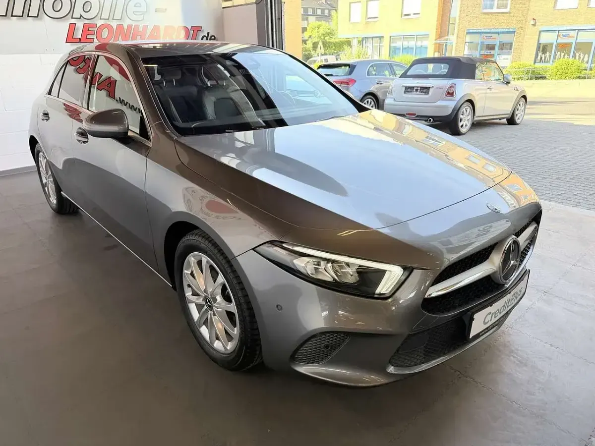 Gebraucht Mercedes A180 136 PS (100 kW) 2019 Mountaingrau (metallic) Limousine