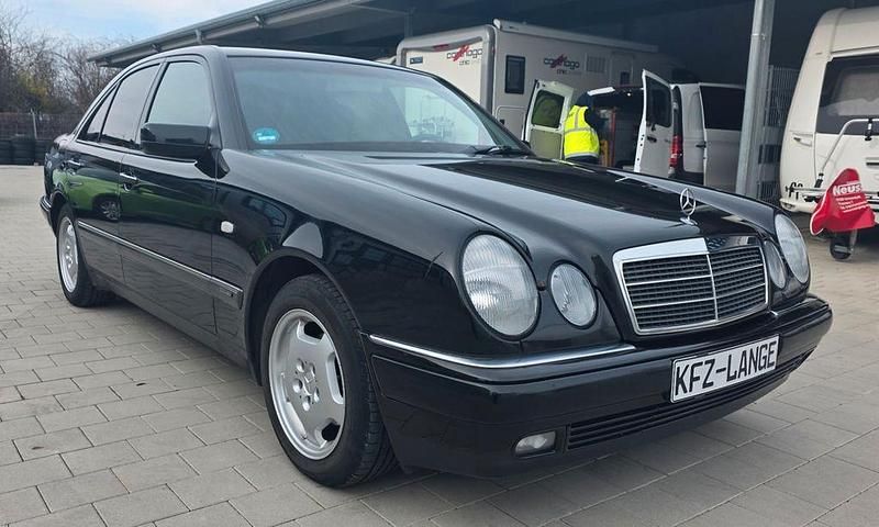 Gebraucht Mercedes E240 Elegance 170 PS (125 kW) 1999 Schwarz Limousine