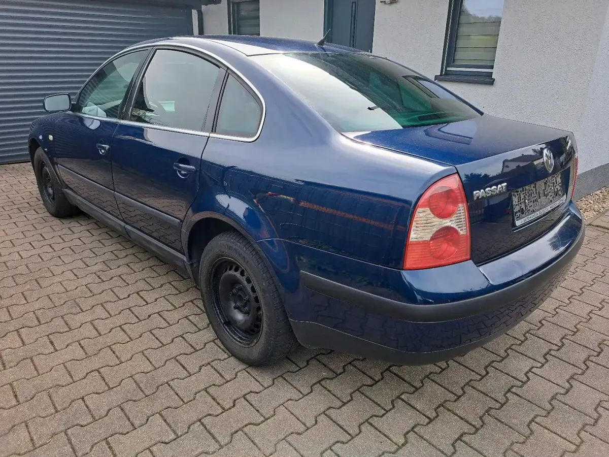 Używany VW Passat 131 KM (96 kW) 2002 Niebieski Sedan/Limuzyna
