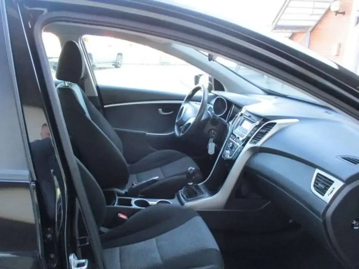Gebraucht Hyundai i30 Intro Edition 110 PS (80 kW) 2013 Schwarz Kombi
