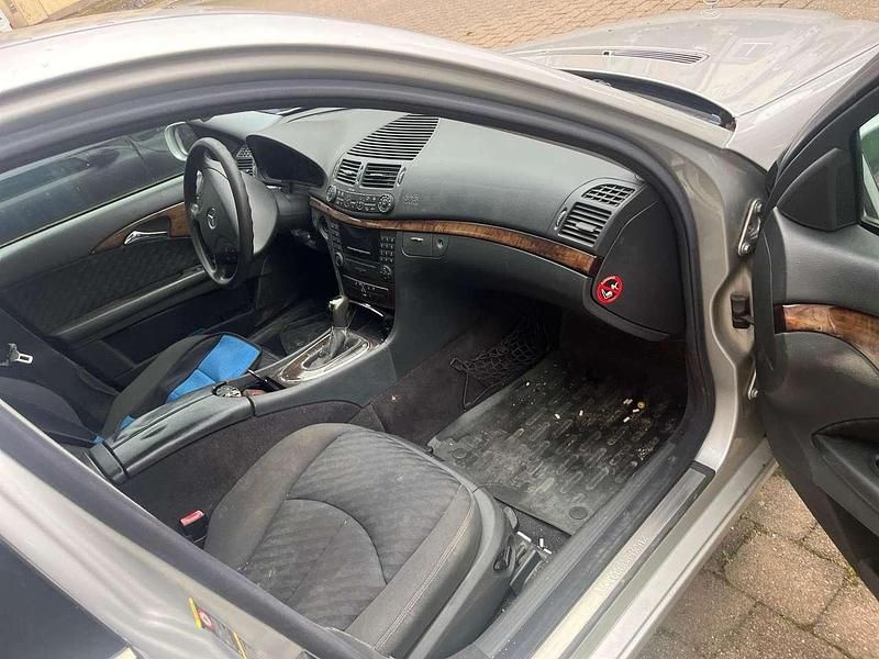 Silber Gebraucht 2003 Mercedes E200 Elegance Limousine | 1.700 € (Superpreis) - Bild 1/4