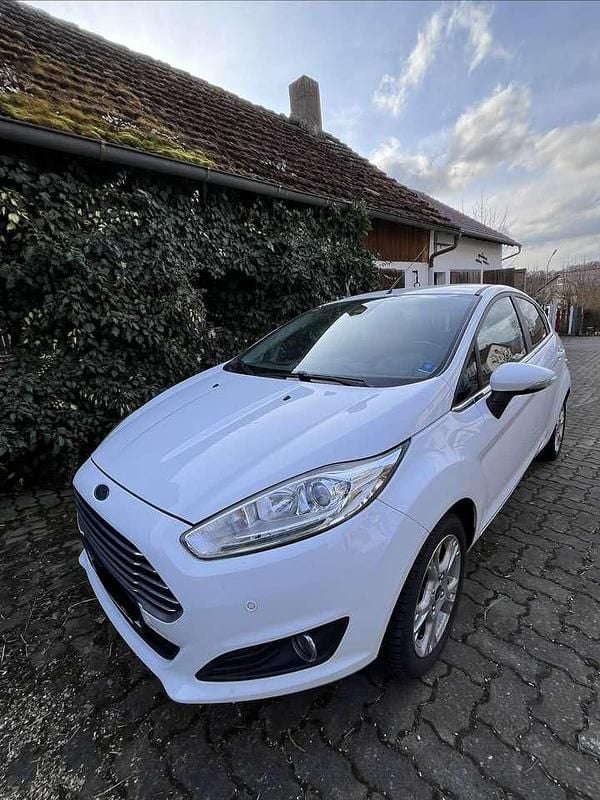 Gebraucht Ford Fiesta Titanium 101 PS (74 kW) 2015 Weiß Kleinwagen
